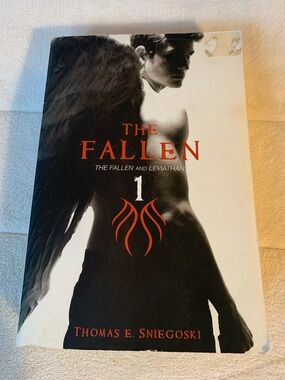 Dark fantasy The fallen and leviathan by thomas sniegoski